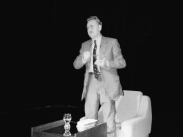 H. C. Artmann bei einer Lesung, fotografiert von Christian Thanhäuser