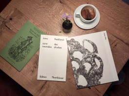 Bücher vom Verlag Edition Thanhäuser und von Inga Hehn mit einem Kaffee im Café Otter in Ottensheim